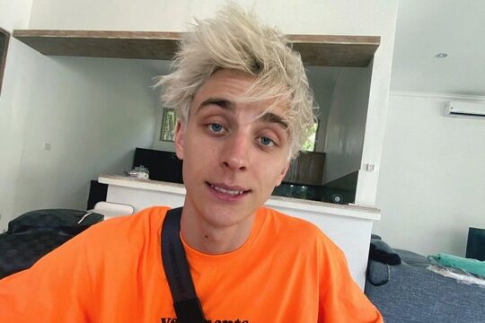 instagram.com/a4omg/