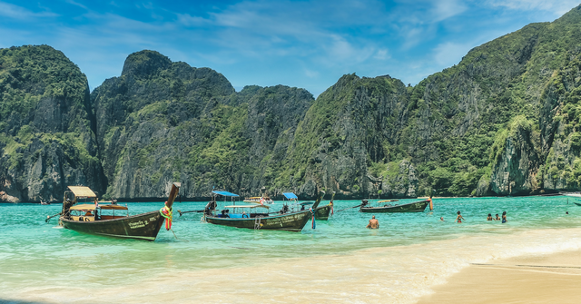 M o e/Unsplash