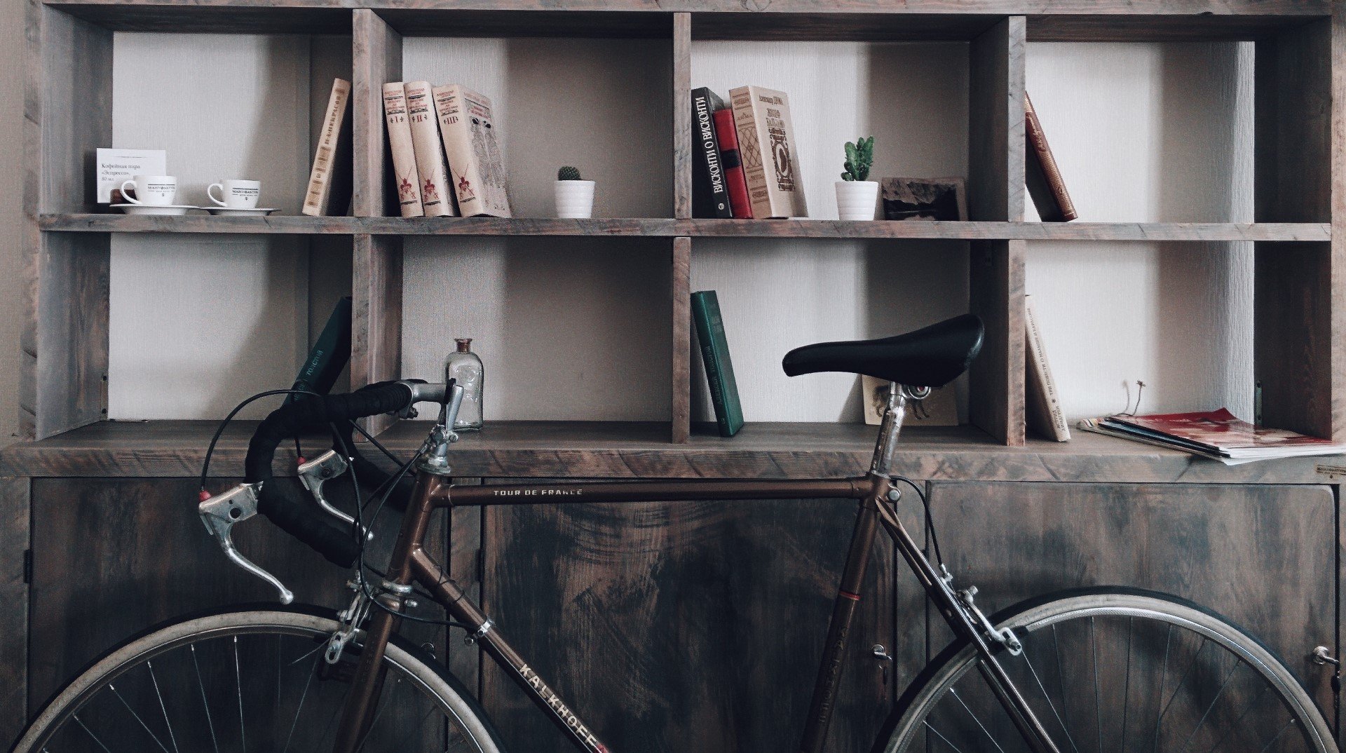 Шкафы двигать не нужно: как убрать пыль и мусор под тяжелой мебелью за ...