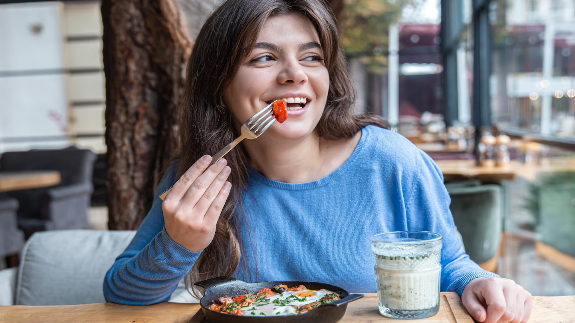 Девушка ест живую. Девушка ест живую. Девушка ест рыбу. Девушка ест живую. Девушка ест десерт.