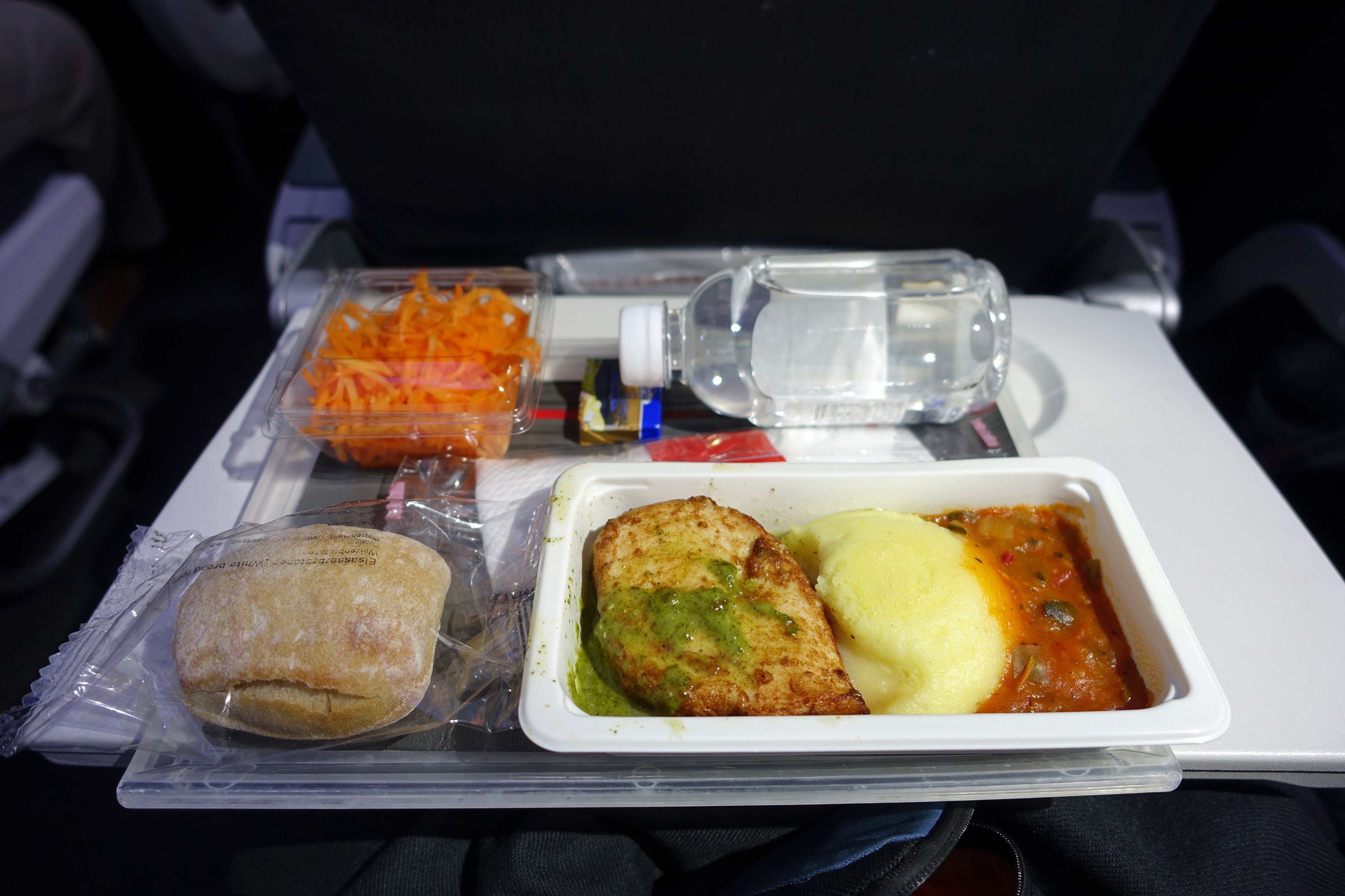 Как получить бесплатную еду в самолете: лайфхак от стюардессы